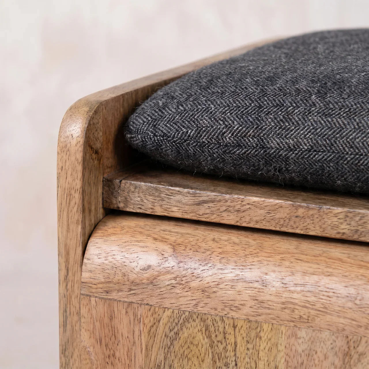 Round Cut-out Pet Bed with Seat Pad